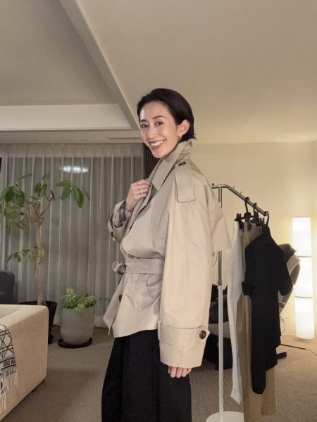 【LIVEレポート】神山まりあさんコラボアイテムを本人コメント付きで紹介｜トレンチ・Tシャツ・パンツ