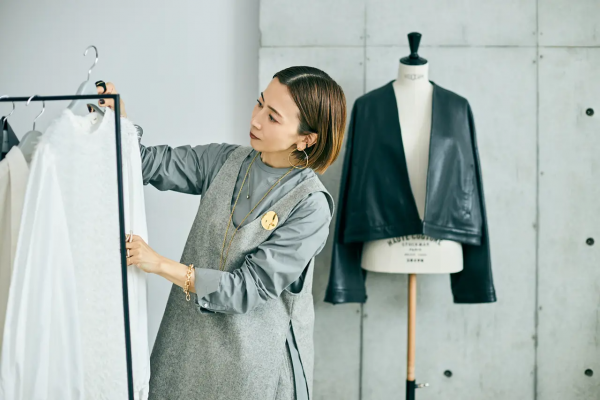 【エディター注目ブランド】CHIEKO＋（チエコプラス）×三尋木奈保さん　コラボ記念インタビュー【50代　ファッション】