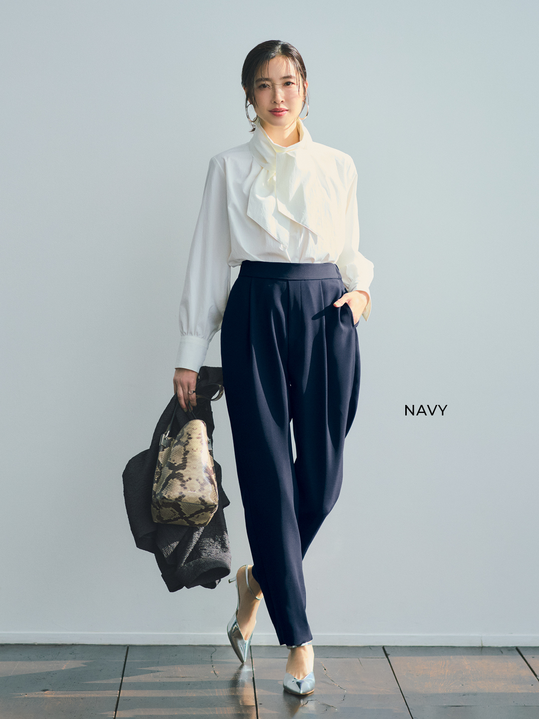 エムセブンデイズの【洗える】【とろみ】【脚長】理想のお仕事テーパードパンツコーデ