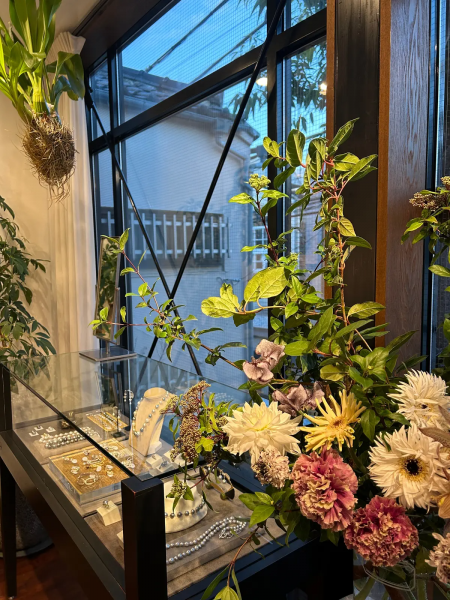 【50代 ファッション】売れ続けるのは理由がある！「ボン マジック」の白蝶バロックパールが唯一無二の理由【E by éclat ウォッチャー・Ｆ美の深掘りダイアリー】