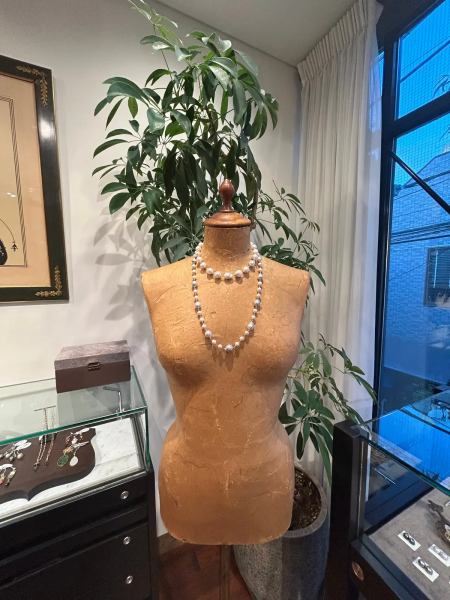 【50代 ファッション】売れ続けるのは理由がある！「ボン マジック」の白蝶バロックパールが唯一無二の理由【E by éclat ウォッチャー・Ｆ美の深掘りダイアリー】