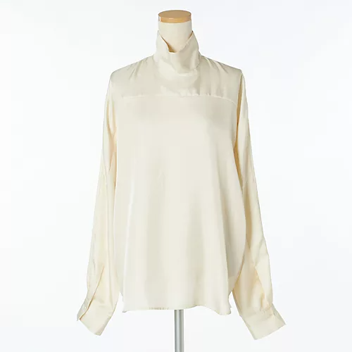 CINOHサテンハイネックブラウス¥33,000