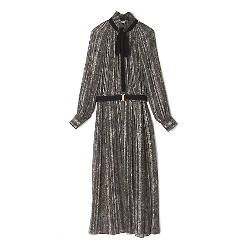 ’UNE×eclat【別注】ベルトつきプリーツドレス￥85,800