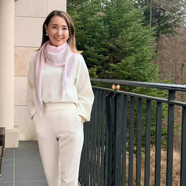 【エクラ 華組 法村麻起子さん】春を軽やかに纏う「E by eclat・撥水スタンドカラーブルゾン」