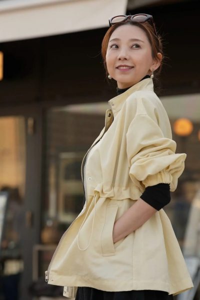 【エクラ 華組 法村麻起子さん】春を軽やかに纏う「E by eclat・撥水スタンドカラーブルゾン」