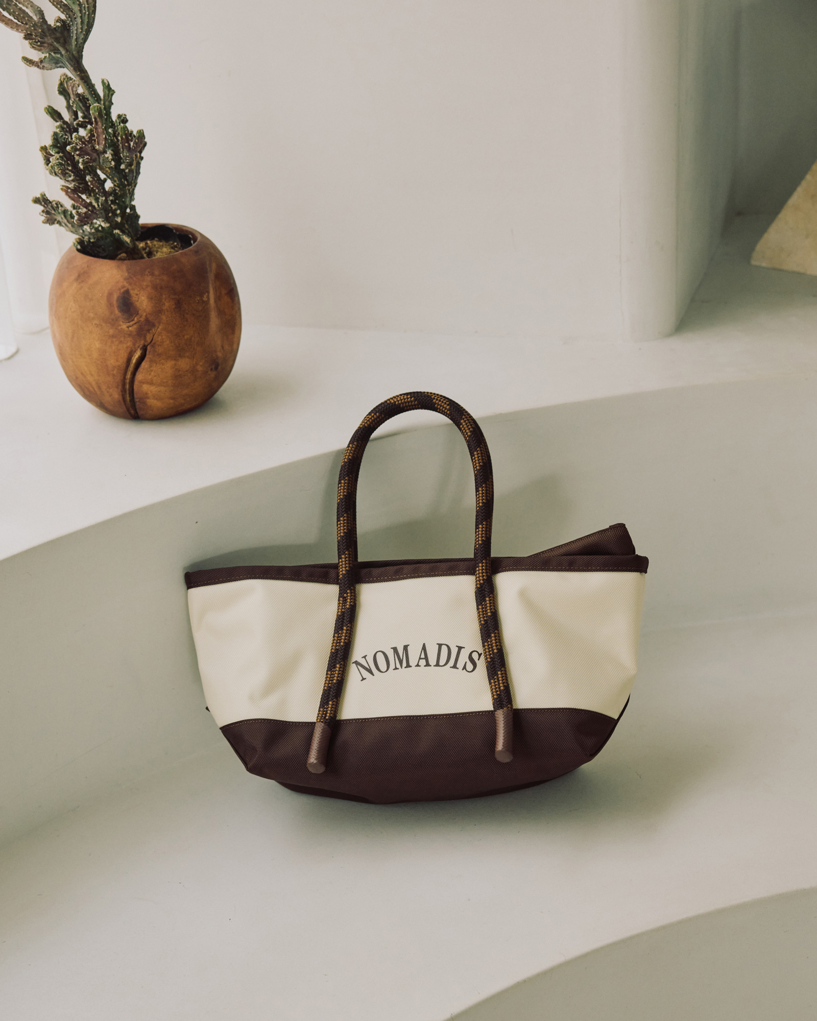 【NOMADIS】旬ブラウン攻略は、バイカラートートなら簡単です！ | GOOD THINGS Vol.99