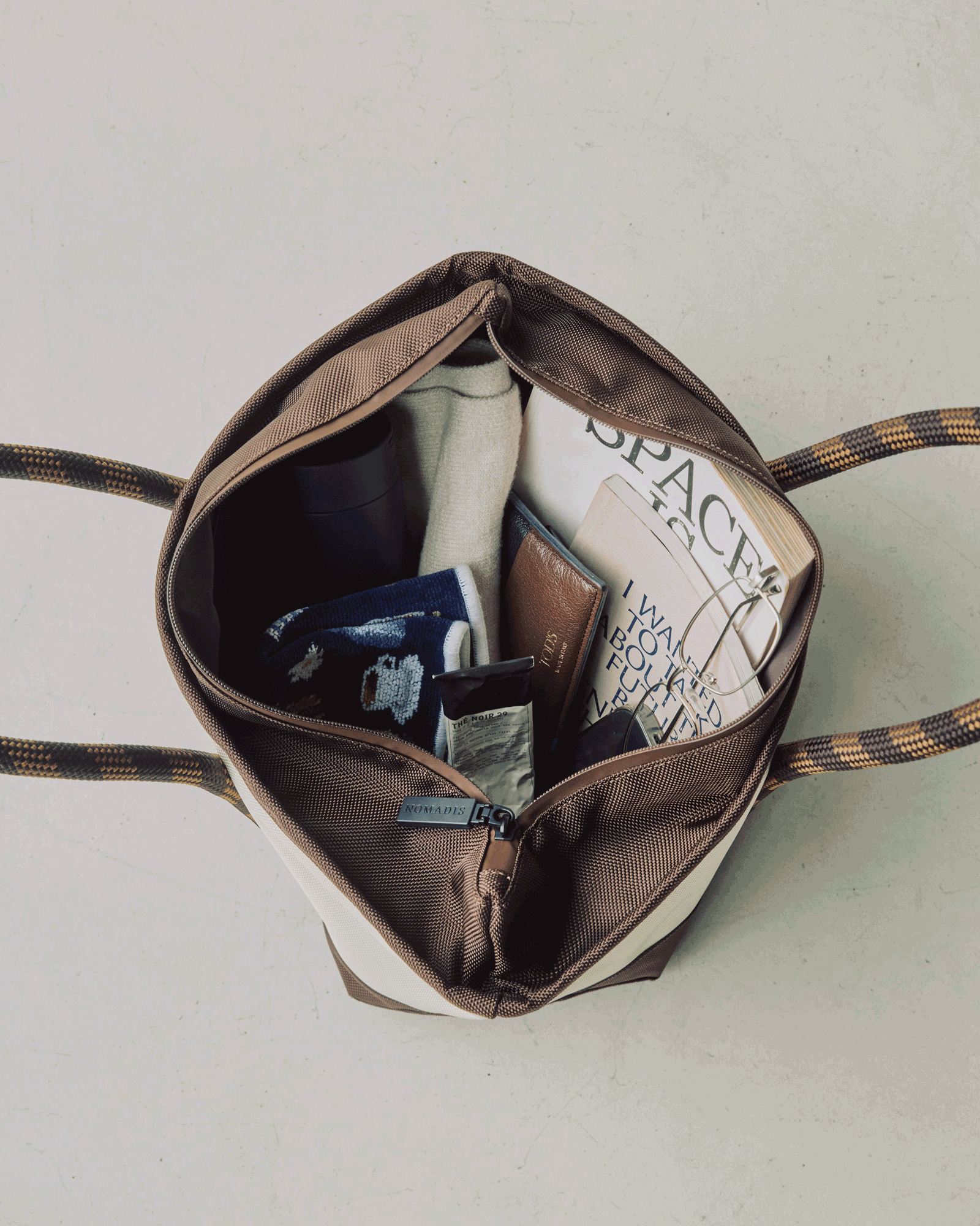 【NOMADIS】旬ブラウン攻略は、バイカラートートなら簡単です！ | GOOD THINGS Vol.99