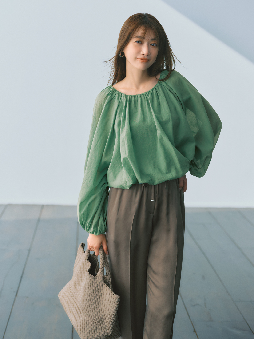 デボーションツインズのWILLOW パフスリーブギャザーブラウスコーデ