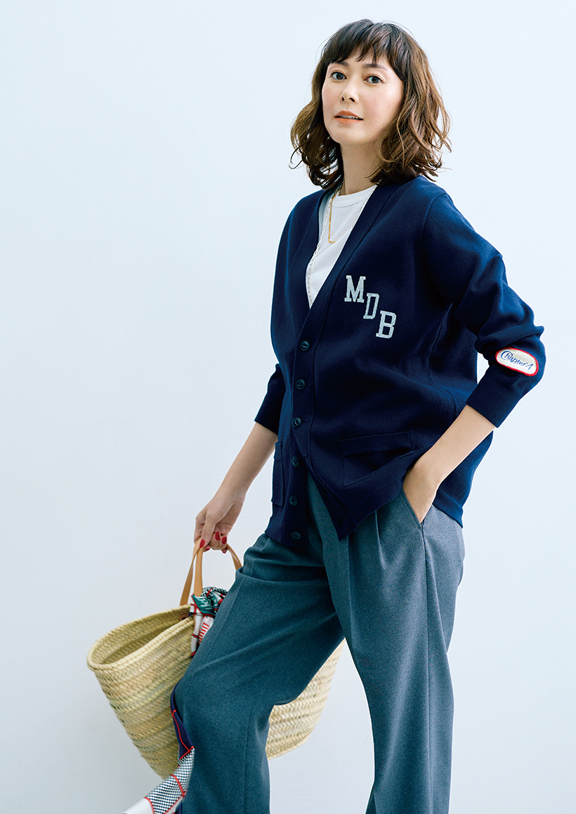 田丸麻紀さんが着る「マディソンブルー」の春の格上げ服