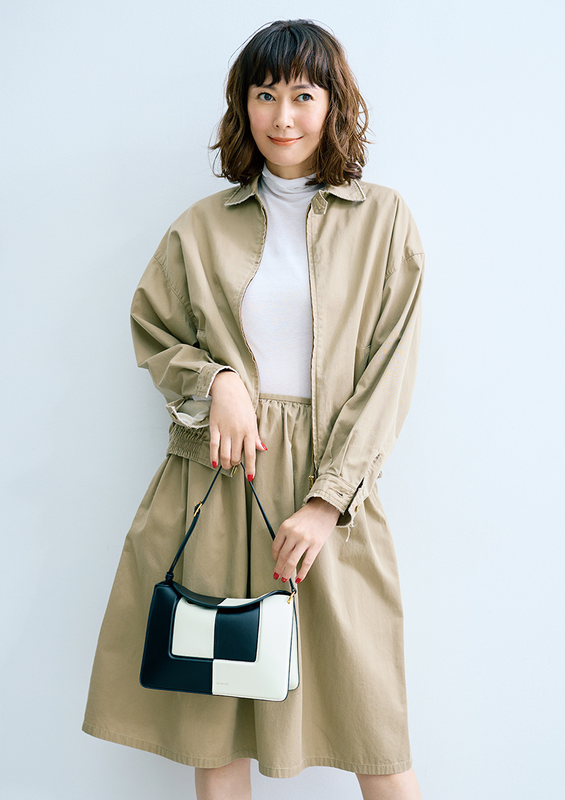 田丸麻紀さんが着る「マディソンブルー」の春の格上げ服