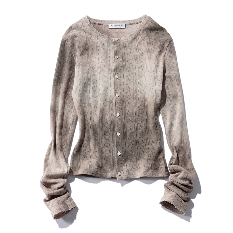 田丸麻紀さんが着る「マディソンブルー」の春の格上げ服