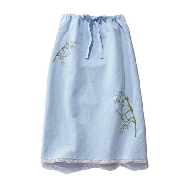 田丸麻紀さんが着る「マディソンブルー」の春の格上げ服