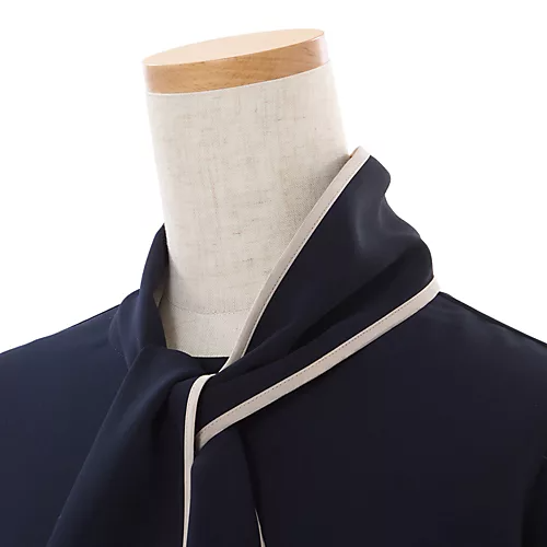 E by eclat【とろみ】スカーフつきブラウス¥19,800