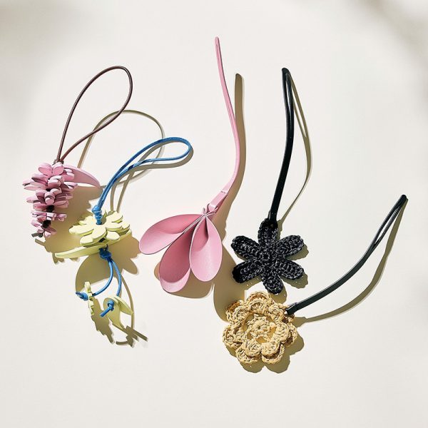 【50代 ファッション小物】ジル サンダー可憐なチャームに魅せられて éclat2026年5月号特集