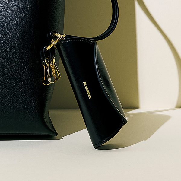 【50代 ファッション小物】ジル サンダー可憐なチャームに魅せられて éclat2026年5月号特集