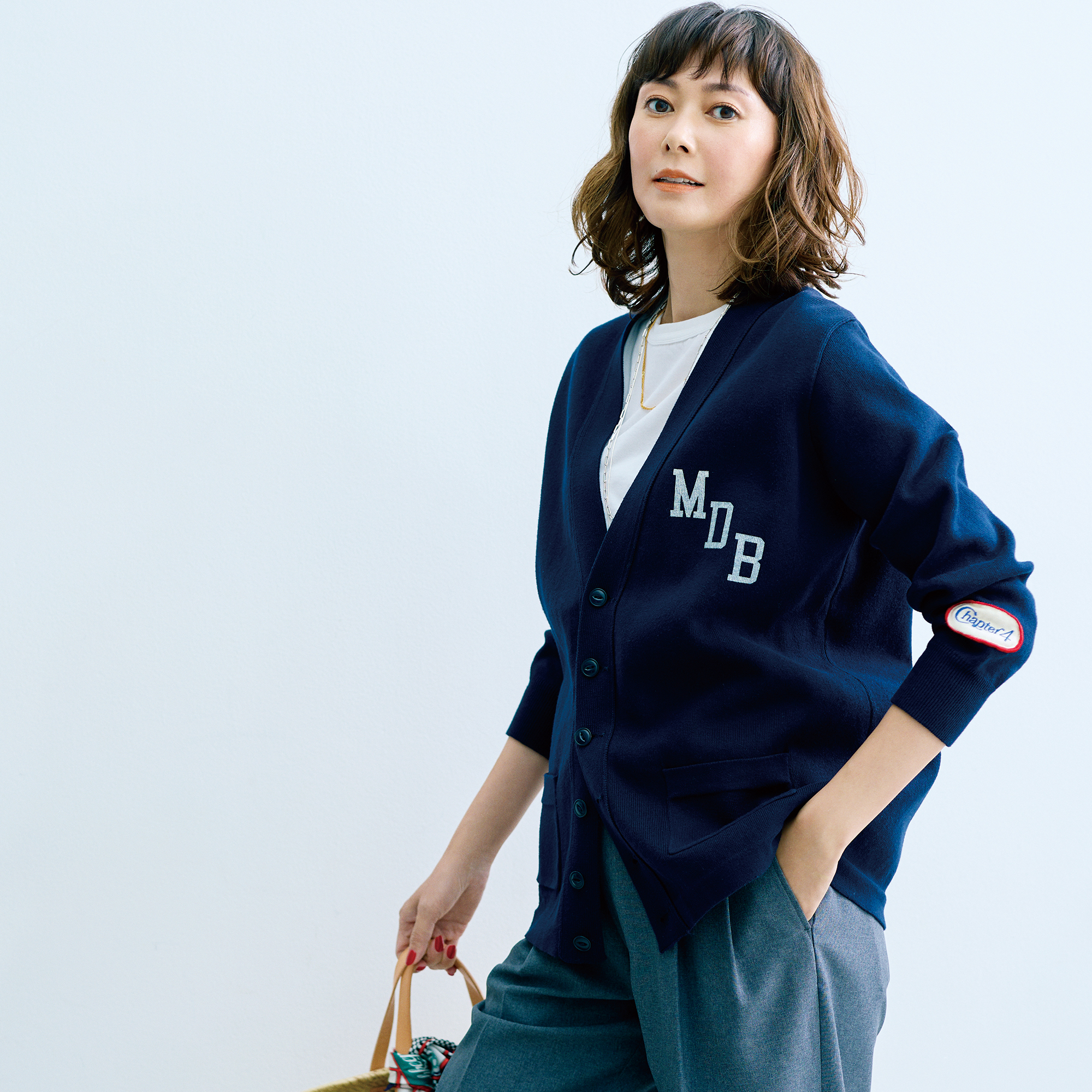 田丸麻紀さんが着る「マディソンブルー」の春の格上げ服