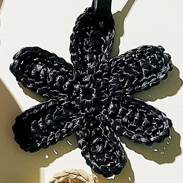 【50代 ファッション小物】ジル サンダー可憐なチャームに魅せられて éclat2026年5月号特集