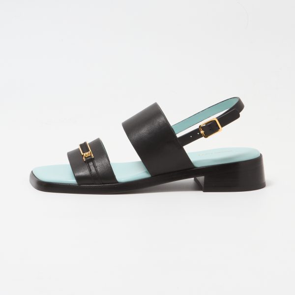 フォトジェニックな黒サンダル éclat2026年5月号特集