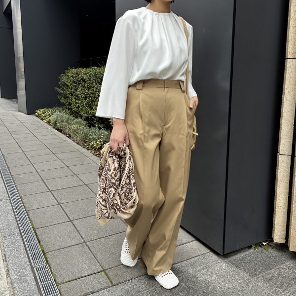 E by eclat【とろみ】揺れ感ドレープブラウス￥15,400