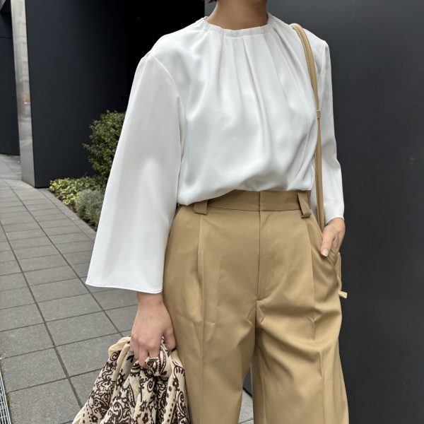 E by eclat【とろみ】揺れ感ドレープブラウス￥15,400