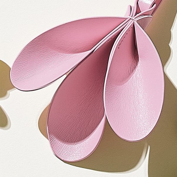 【50代 ファッション小物】ジル サンダー可憐なチャームに魅せられて éclat2026年5月号特集