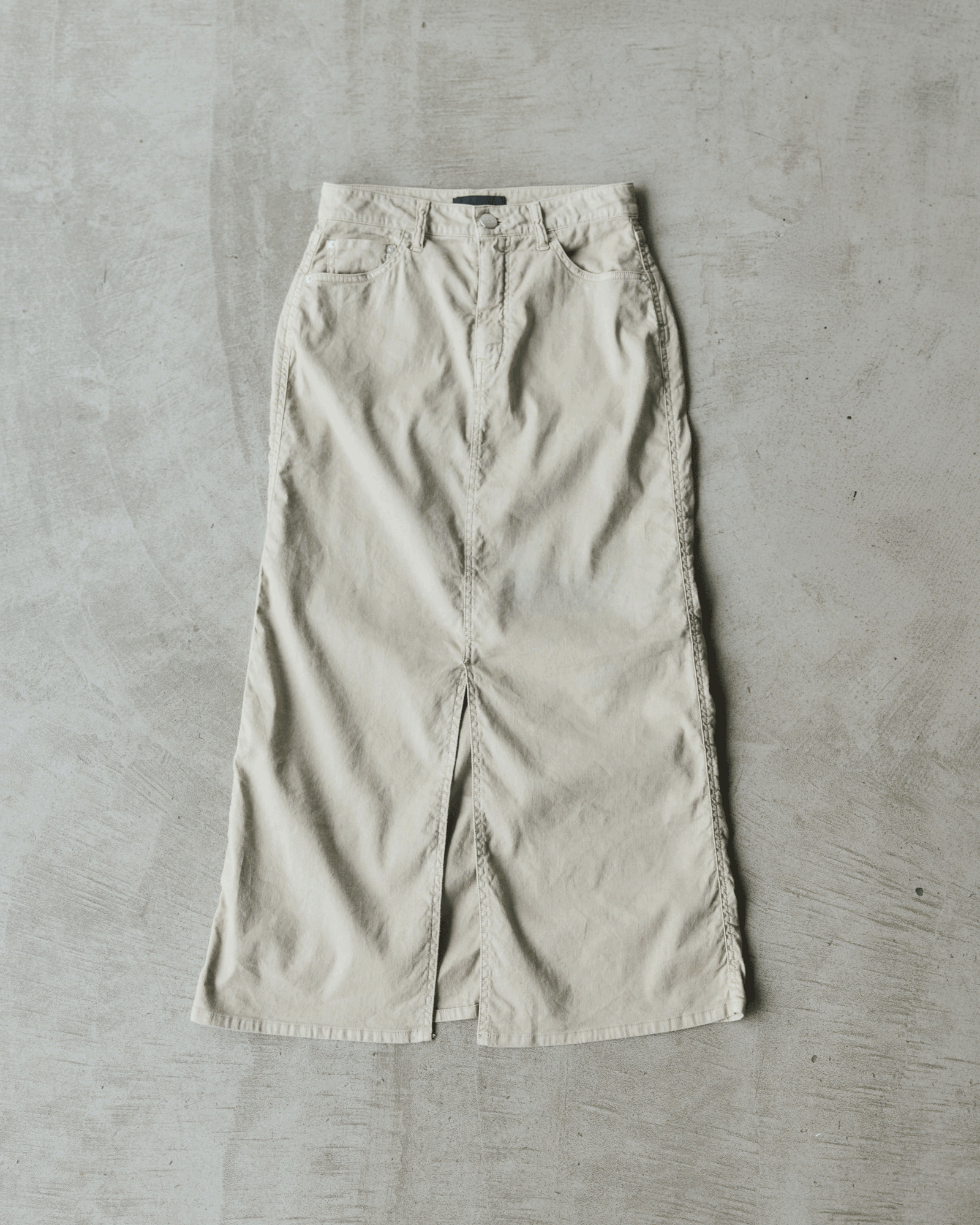 【RED CARD TOKYO】 再燃のデニムスカート、大人は360度美人のこれ一択! | GOOD THINGS Vol.105