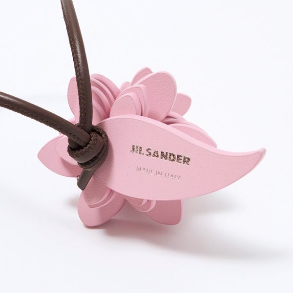 【50代 ファッション小物】ジル サンダー可憐なチャームに魅せられて éclat2026年5月号特集