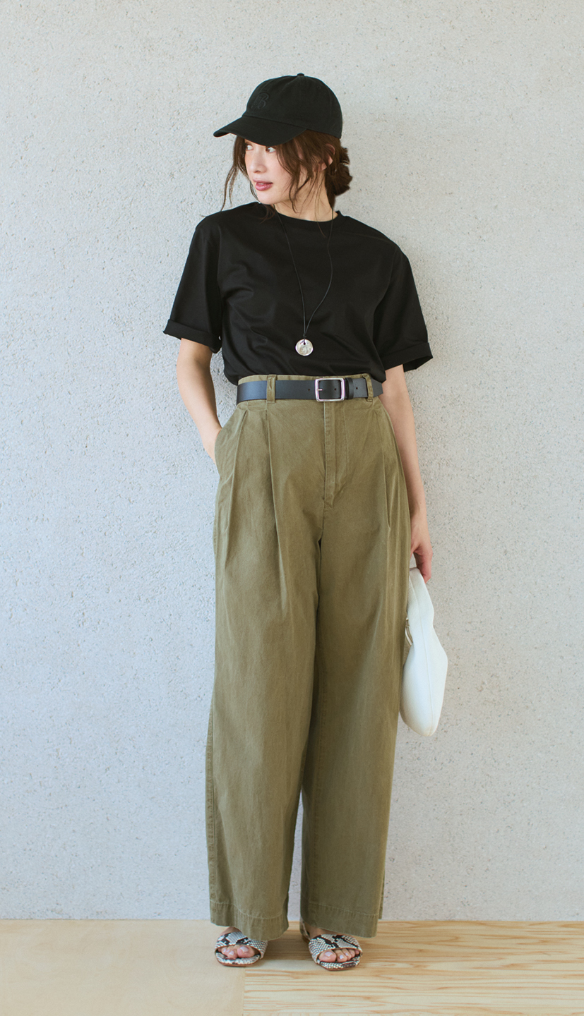 エムセブンデイズの渾身のパックTシャツコーデ BLACK