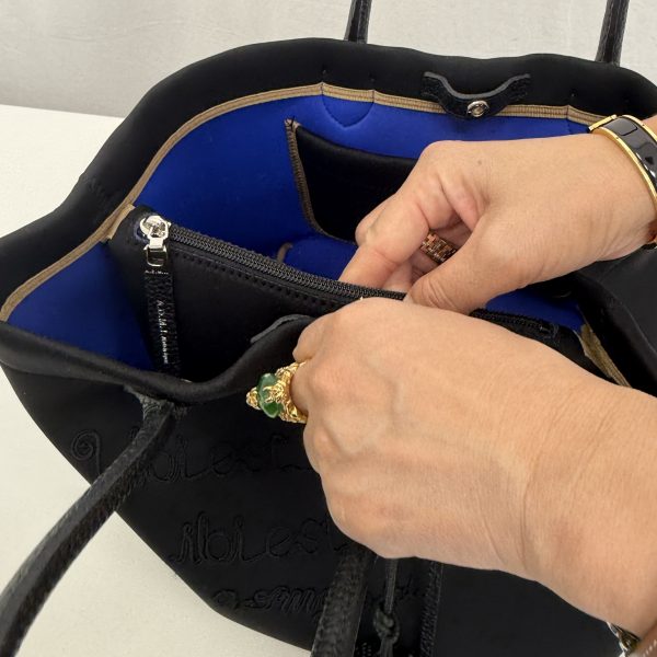 【50代 バッグ】エクラプレミアム編集長・工藤愛用のA.D.M.J.「軽量トートバッグ」を解説