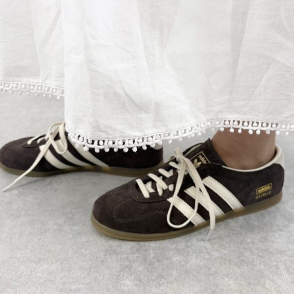 きれいめコーデを格上げする「adidas」大人の春スニーカー【40代ファッション】