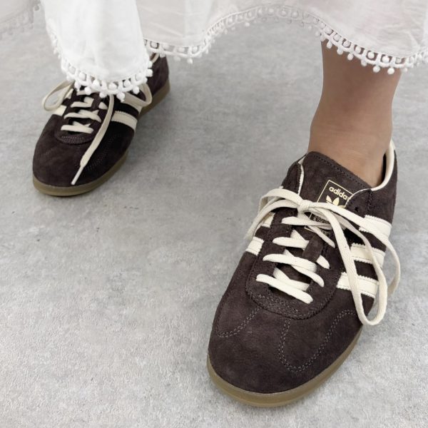 きれいめコーデを格上げする「adidas」大人の春スニーカー【40代ファッション】