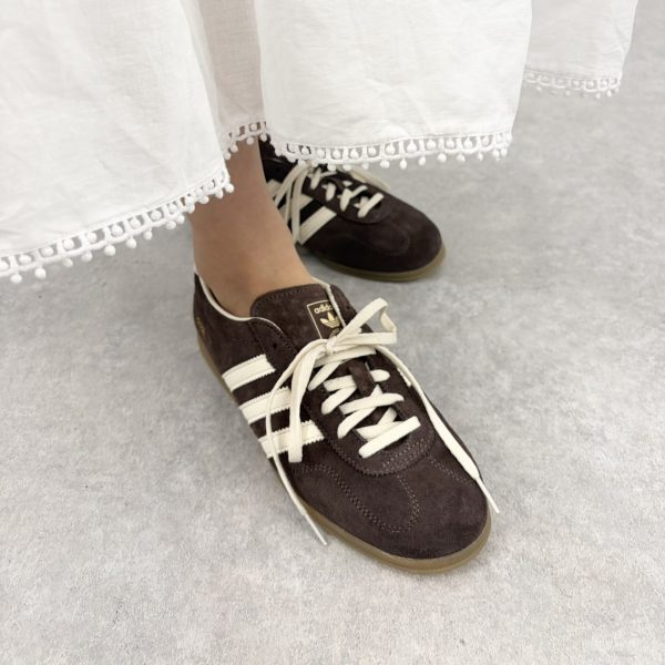 きれいめコーデを格上げする「adidas」大人の春スニーカー【40代ファッション】