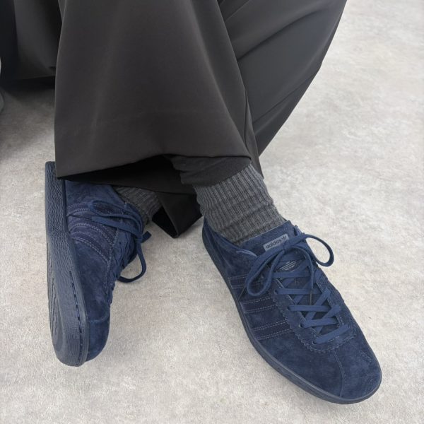 きれいめコーデを格上げする「adidas」大人の春スニーカー【40代ファッション】