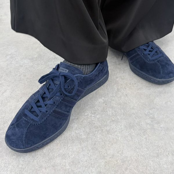 きれいめコーデを格上げする「adidas」大人の春スニーカー【40代ファッション】