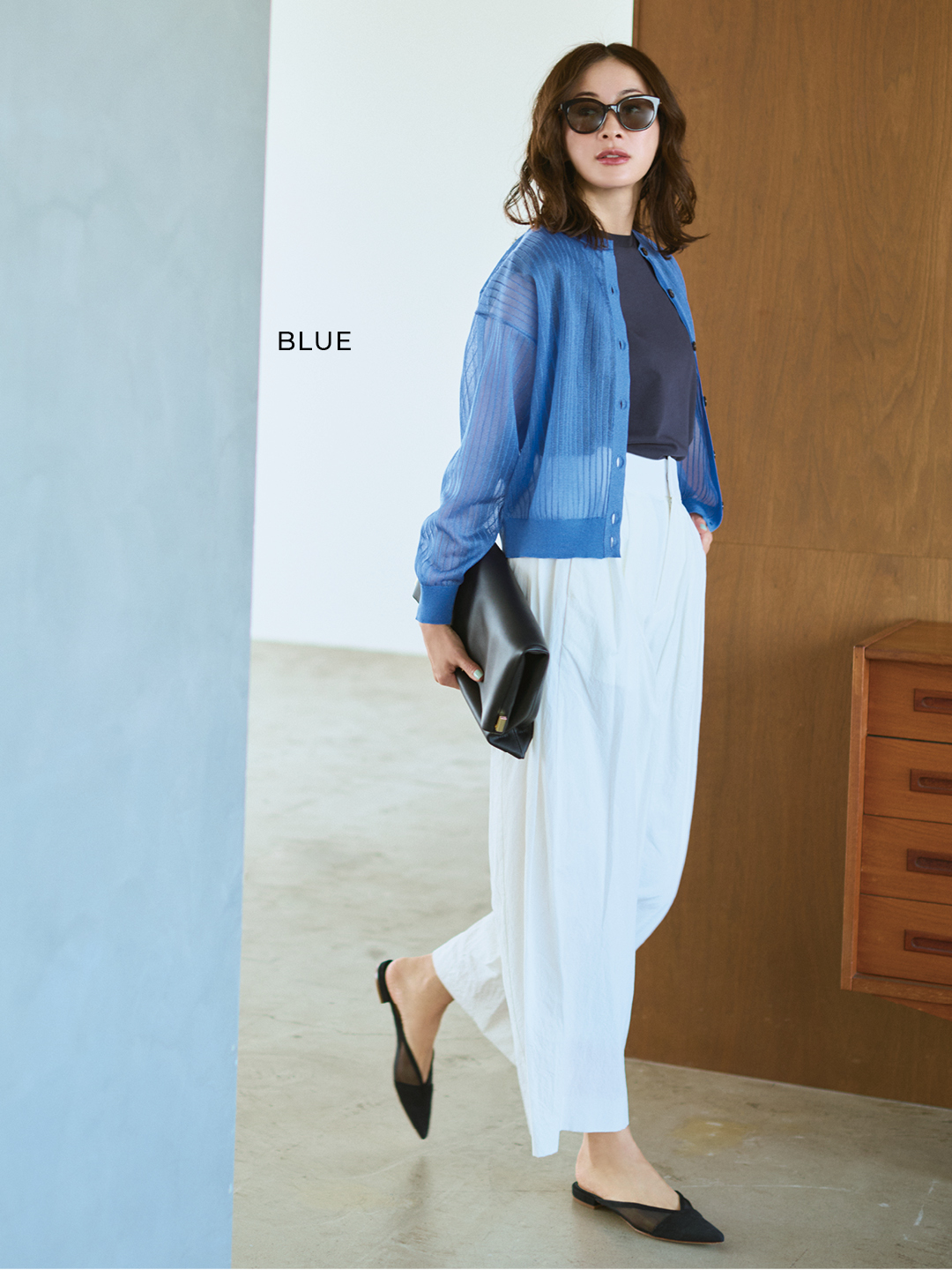 エムセブンデイズの【洗える】ワイドリブシアーカーディガンコーデ