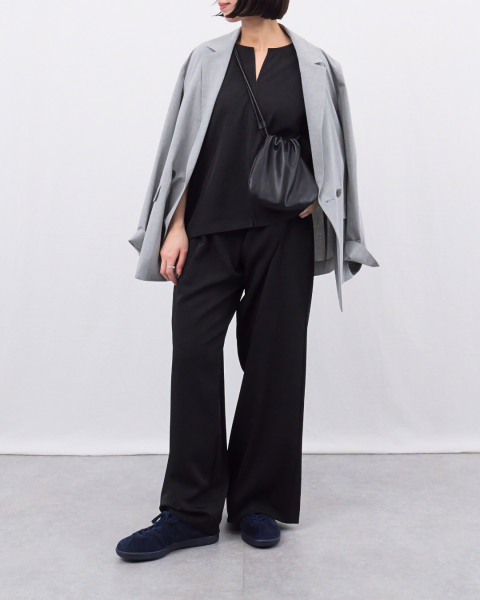 きれいめコーデを格上げする「adidas」大人の春スニーカー【40代ファッション】