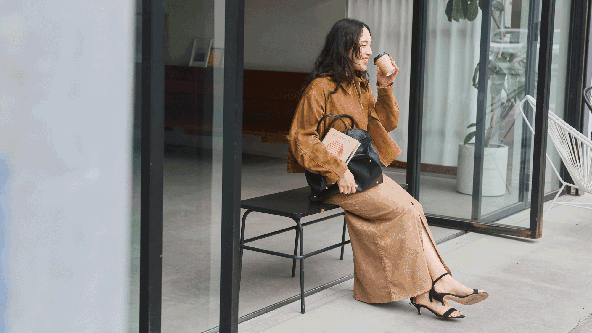 【RED CARD TOKYO】 再燃のデニムスカート、大人は360度美人のこれ一択! | GOOD THINGS Vol.105