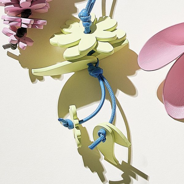 【50代 ファッション小物】ジル サンダー可憐なチャームに魅せられて éclat2026年5月号特集