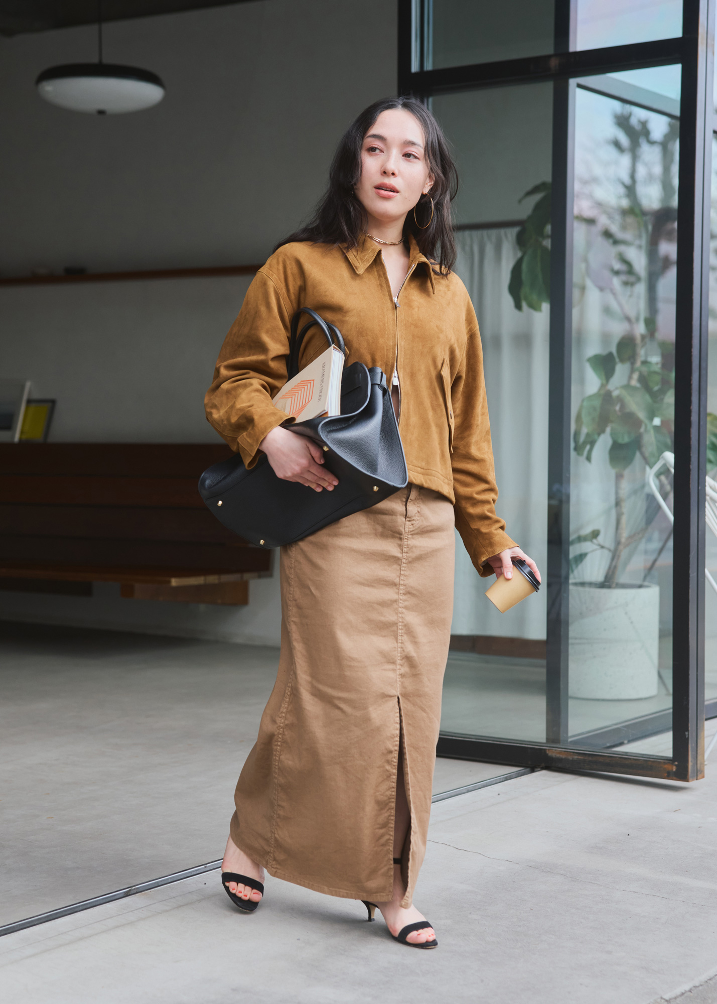 【RED CARD TOKYO】 再燃のデニムスカート、大人は360度美人のこれ一択! | GOOD THINGS Vol.105