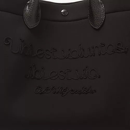 【50代 バッグ】エクラプレミアム編集長・工藤愛用のA.D.M.J.「軽量トートバッグ」を解説