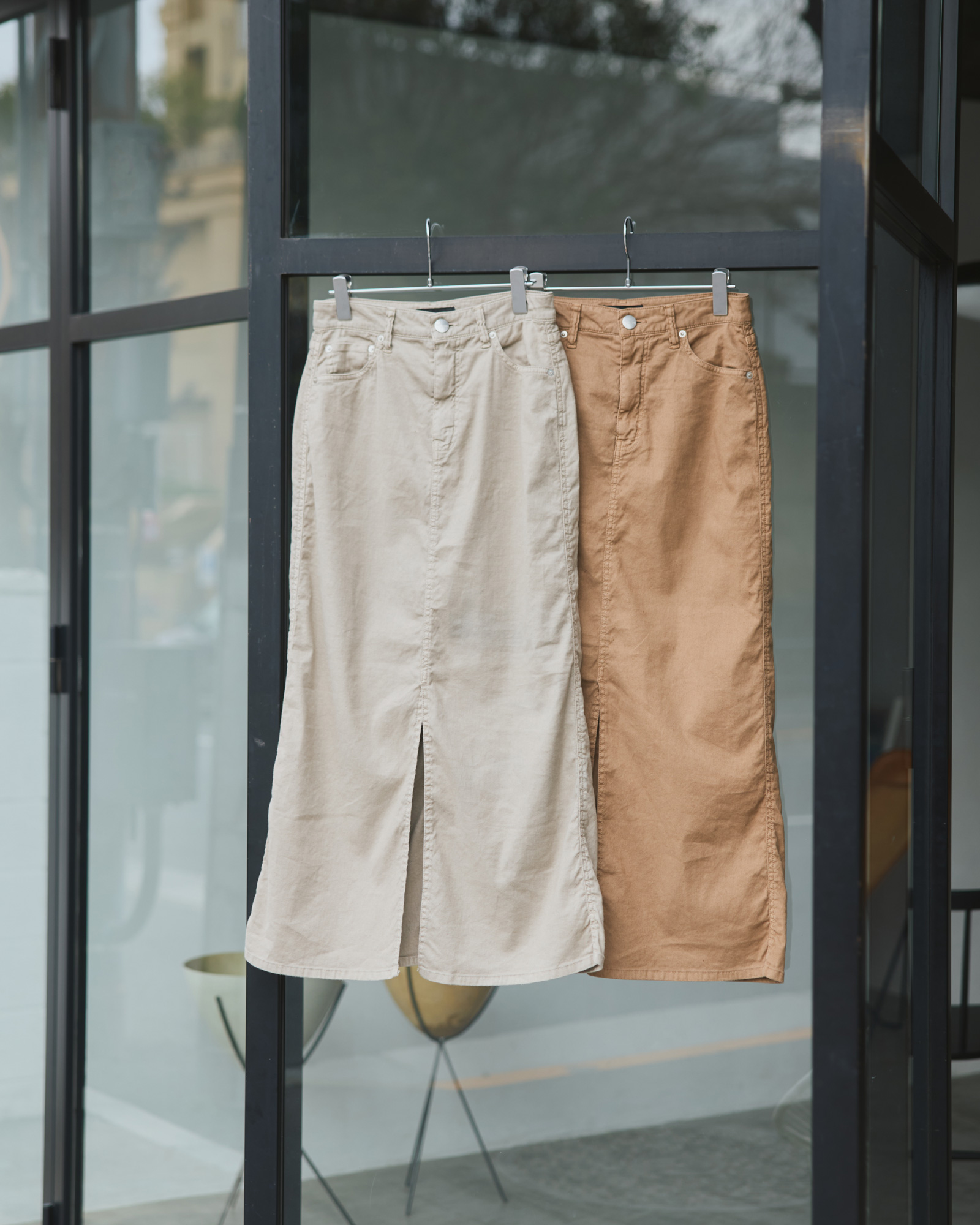 【RED CARD TOKYO】 再燃のデニムスカート、大人は360度美人のこれ一択! | GOOD THINGS Vol.105