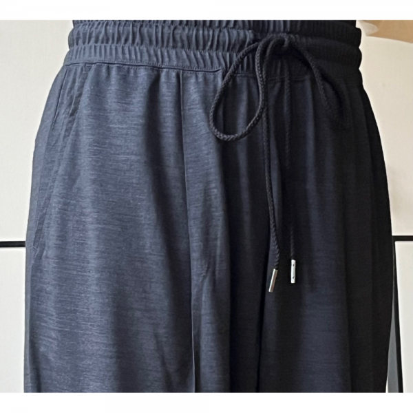 50代 パンツコーデ｜〝きれい見えして快適″SLOANE×eclat「センタータックパンツ」が使える！