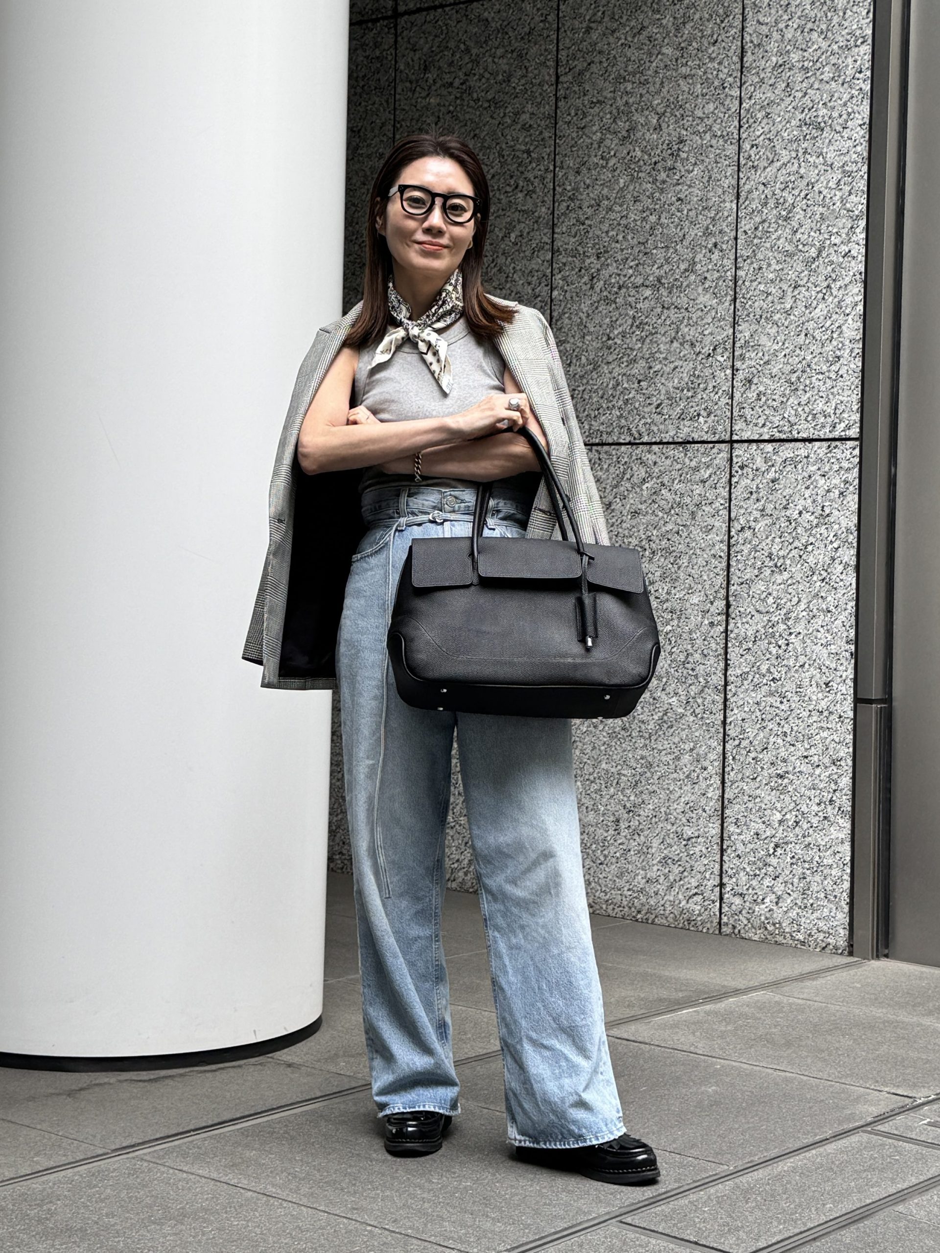 「PELLE MORBIDA(ペッレモルビダ)」のフラップトートバッグ ジャケットコーデ