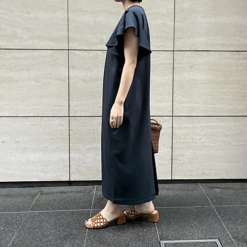 【40代・50代 ファッション 】“甘×辛”が正解。体型カバーと涼感を叶える、大人のフリル袖ワンピース徹底解説