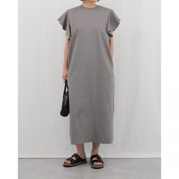 【40代・50代 ファッション 】“甘×辛”が正解。体型カバーと涼感を叶える、大人のフリル袖ワンピース徹底解説