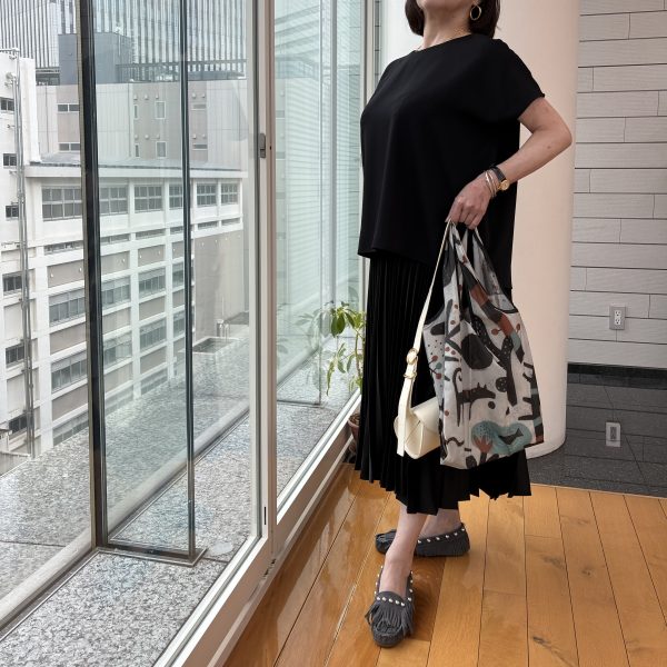 【50代 コーデ】所持率100%！スタッフ全員が愛用するイーバイエクラ「とろみ」アイテムの魅力とは？