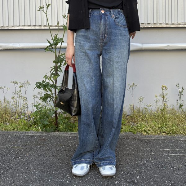 「デニムが似合わなくなった？」50代の悩みに応える、RED CARD TOKYO×エクラ別注 夏の美脚ソフトデニム