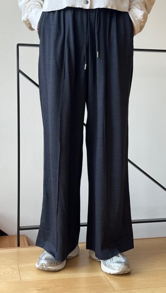 SLOANE×eclat【別注】スーパーナチュラルセンタータックパンツ￥25,300（