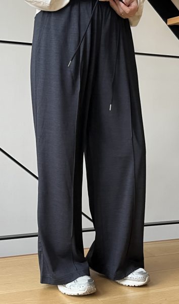 SLOANE×eclat【別注】スーパーナチュラルセンタータックパンツ￥25,300（