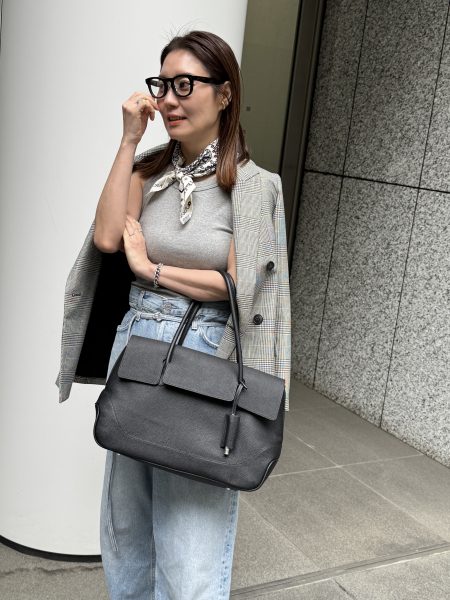 「PELLE MORBIDA(ペッレモルビダ)」のフラップトートバッグ ジャケットコーデ より